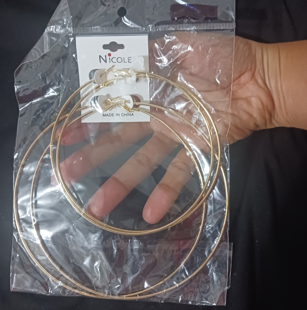 NEW Women Gold Fashion 2-pack hoop earrings - Picture 3 of 5